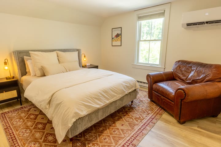 Walkable Camden Retreat, 2BR Gem