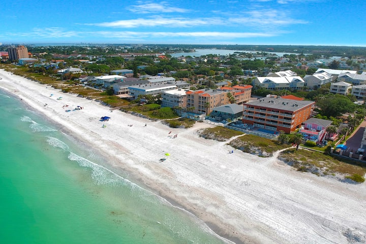 Oceanfront stay w/ pool & views - walk to dining
