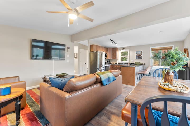 Pet friendly•Walk to Dining+Large Deck & Fire Pit
