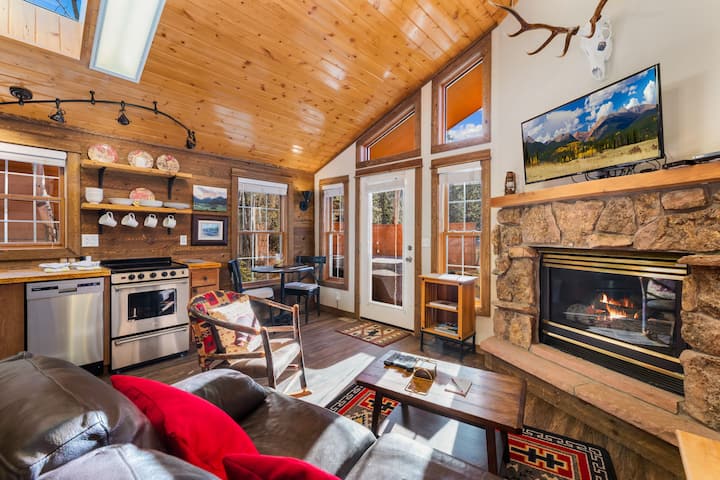 Cute 1br! Hot tub, K bed, river