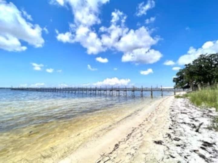 3BR/2BA Bayfront Home w/prvt. bch.
Dog friendly