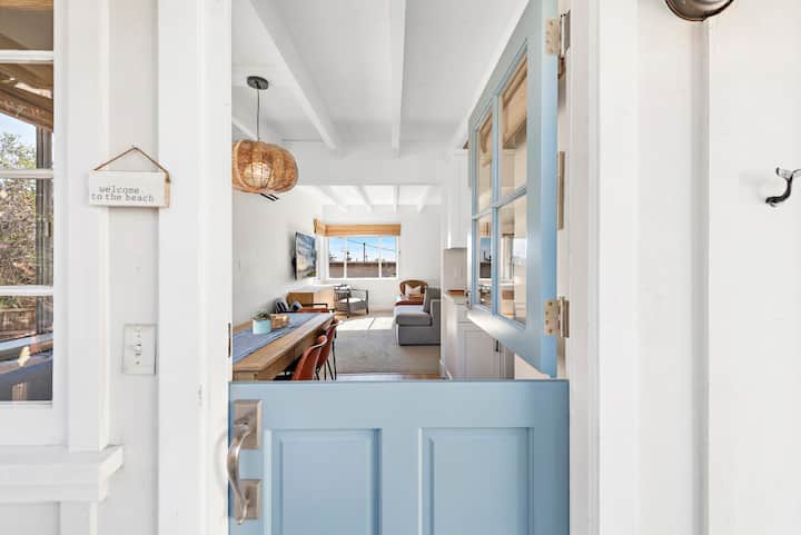 One bedroom cottage close to downtown sleeps 4