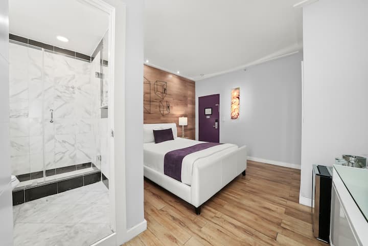 Prime Spot Queen bed, Collins Av