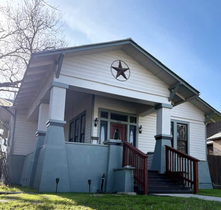 El Mercado
Bungalow in Heart of New Braunfels