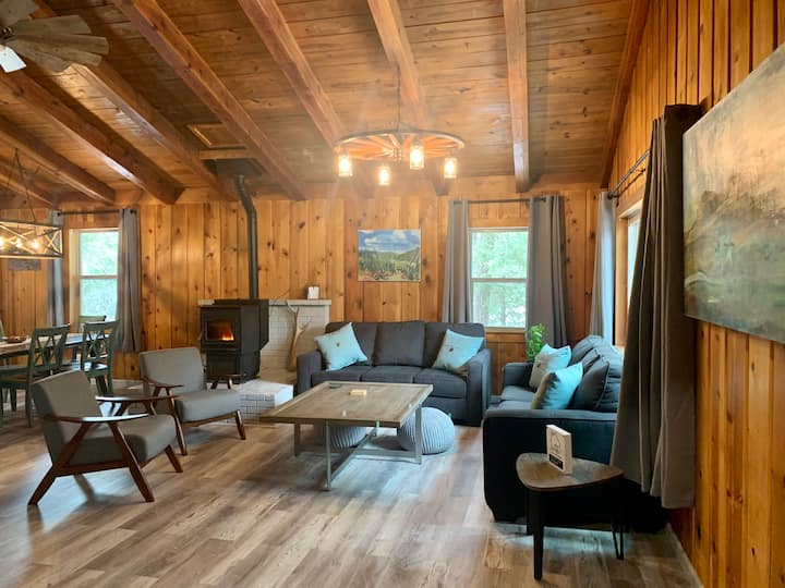 Simply Enjoy the Mountains-king bed!