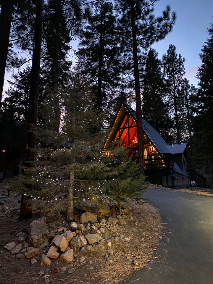 A-frame backs the forest,Walk to Slopes, Hot Tub!