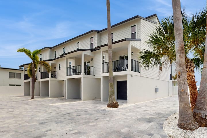 Spacious Modern Home Near Beach & Gulf