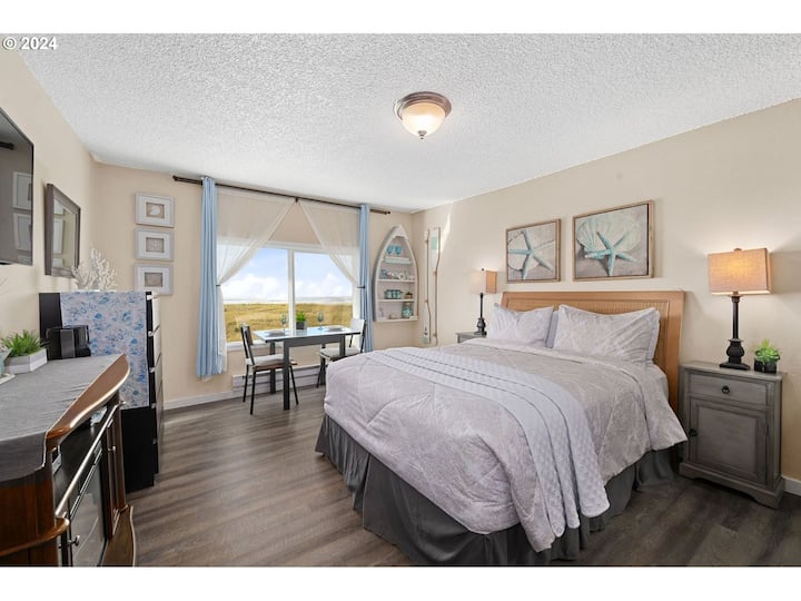 Condo #203 Top Floor Beach Front Studio