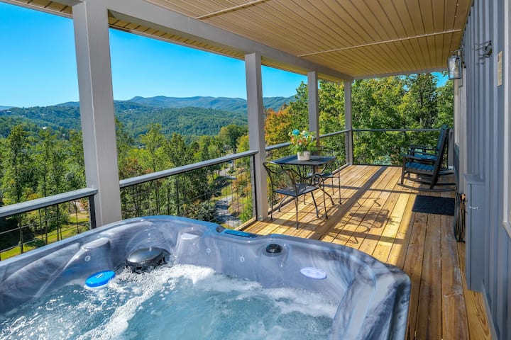 Mtn view, hot tub, king bed, brand new build!