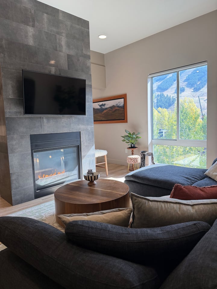 Downtown Luxury Condo W/ Snow King Mountain Views