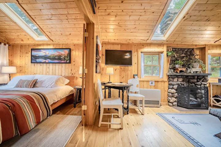 Charming 100 year old cabin w/ hot tub & fireplace