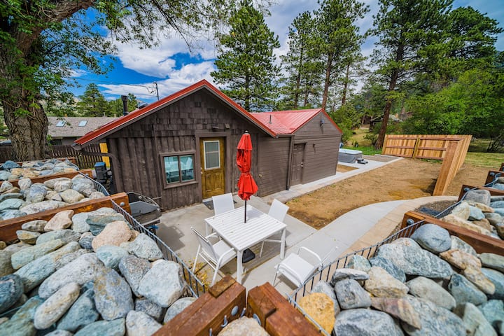 New cabin w/ hot tub, fireplace near National Park