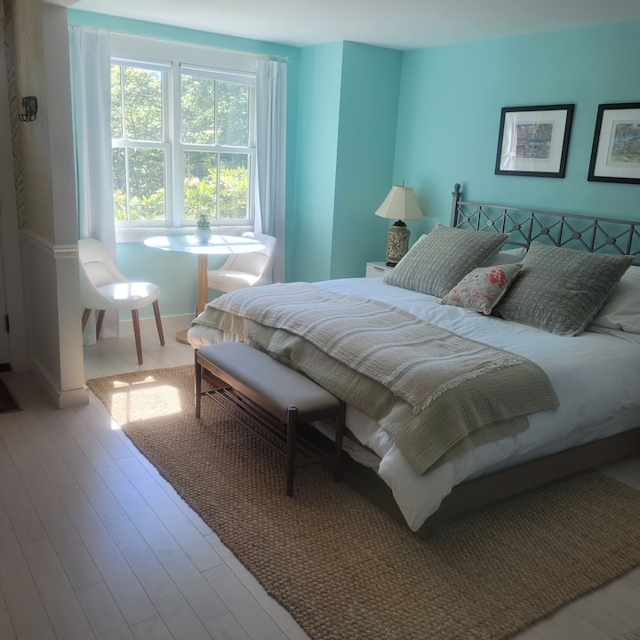 Gibbs Ave Suite: Steps to First Beach & Cliff Walk