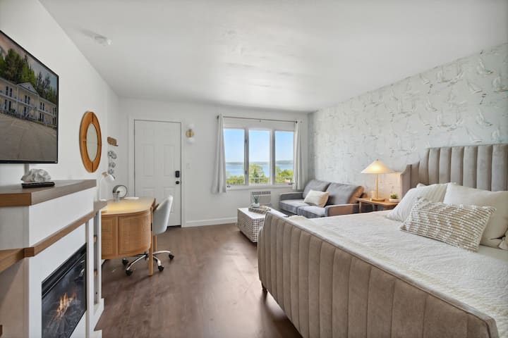 Lakeview King Suite