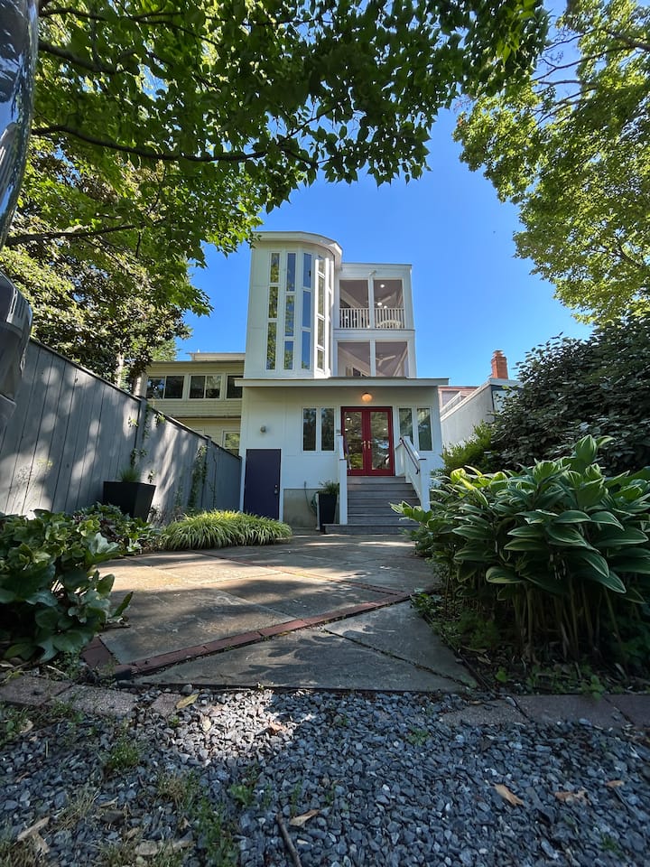 Stylish Apt in DTA w/porch&parking
