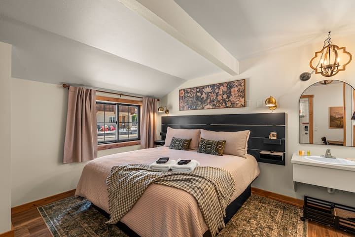 Modern Leavenworth Studio + Downtown Parking