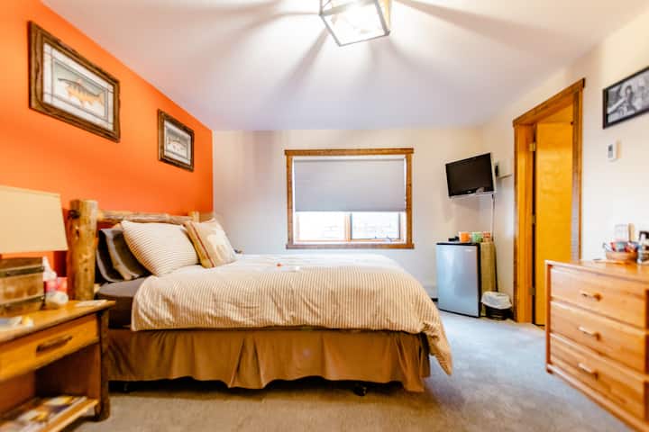 Private Floor: Bedroom & Bathroom