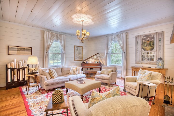 Historic cottage near beach, biking, and golf