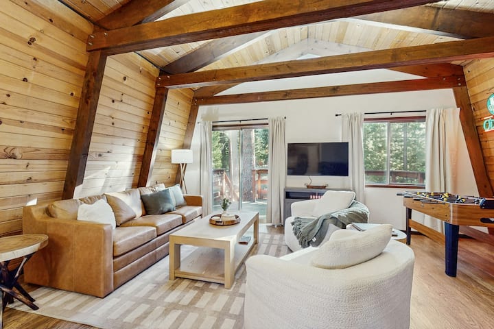 3BR Modern Cabin w/BBQ, Hot Tub-Mins to Beach/Ski