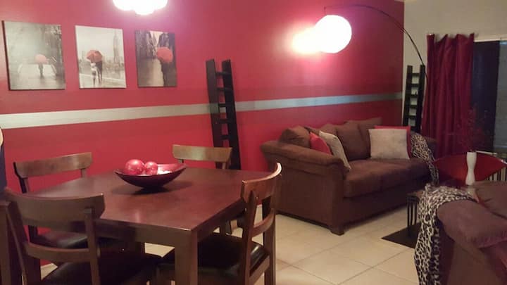 Entire Home, 2bd 2b beach side condo, with pool!