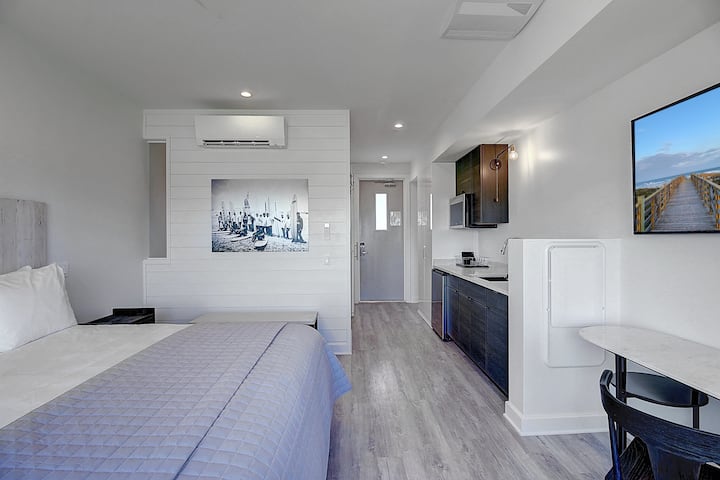 Lively Beach 1BR Studio Efficiency - Sleeps 2