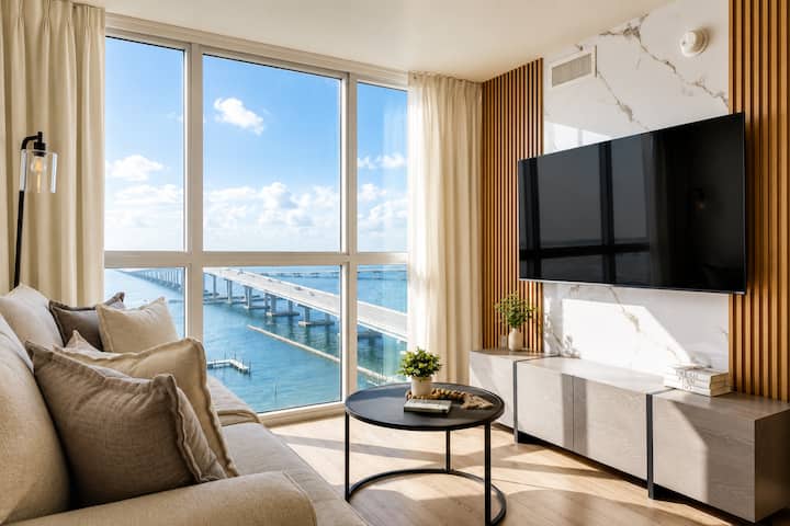 High-Rise Waterfront Pool, Gym, Spa 2BR Downtown