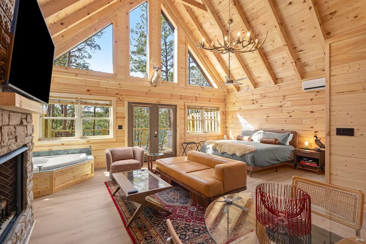 Woodsy, Modern Cabin w/ Hot Tub, King Bed, 65" TV