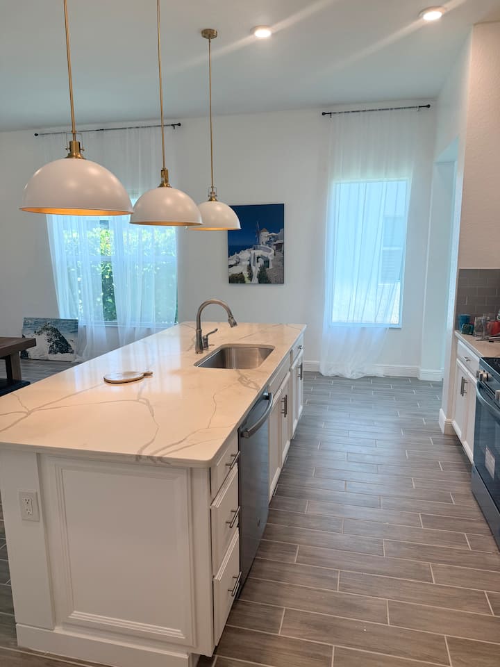 Beautifully renovated home, 15 min from the beach.