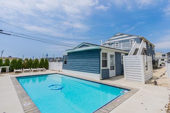 Avalon Beach Block Condo & Pool for 2