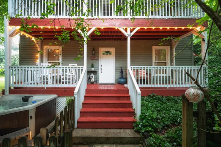 Charming Cottage-Walk&Overlooking DT AVL- Hot Tub