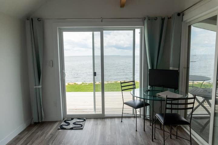 “The Cove” cottage on the bay