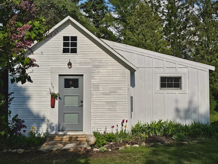 Vintage Mod Cottage with fireplace & soaking tub!