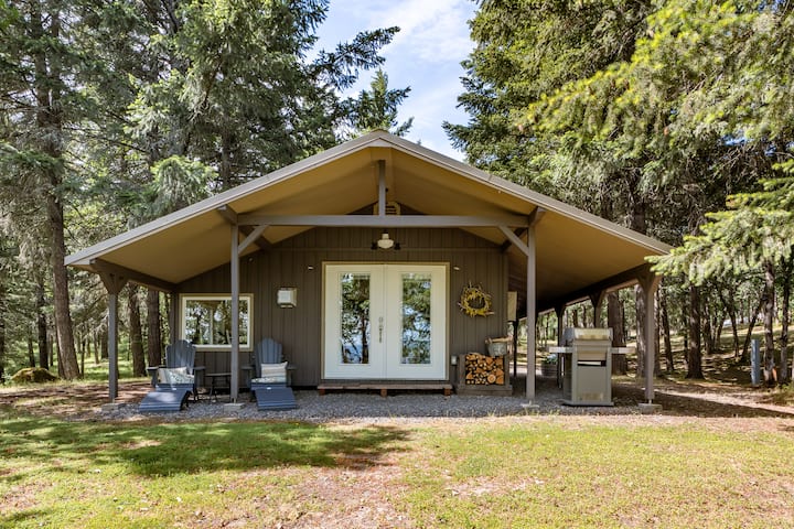 Romantic upscale cabin in the woods