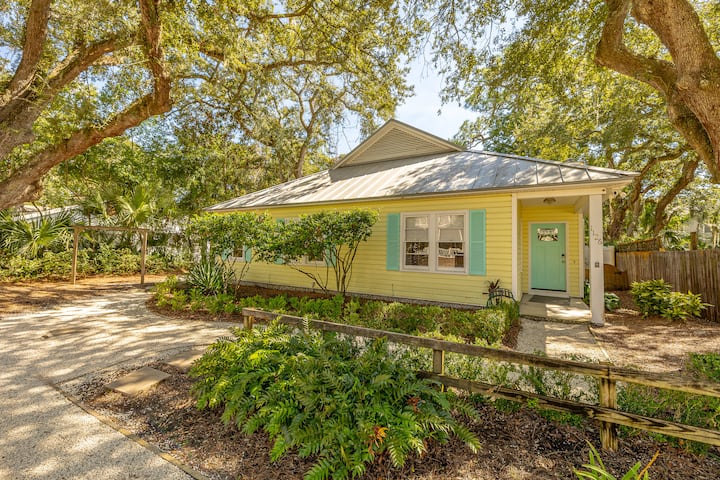 Classic Beach Cottage. Can walk to beach