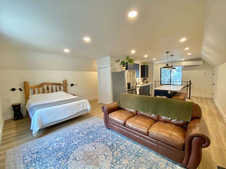 Alpenglow Studio Retreat | Hot tub