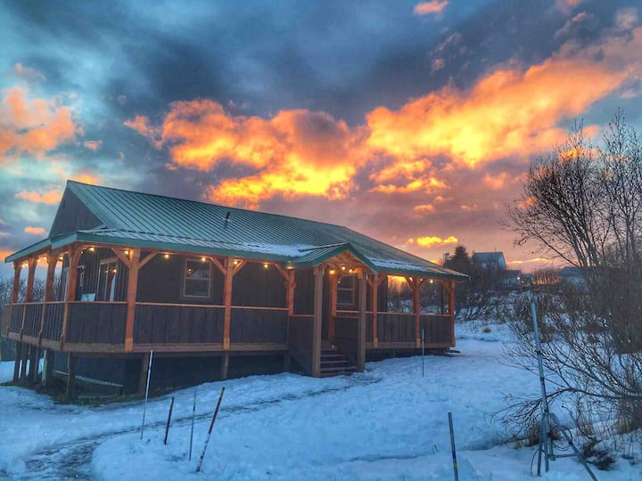 Beautiful, Cozy Greenwood Cabin with Glacier Views