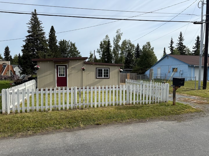 Cute cottage, near airport!