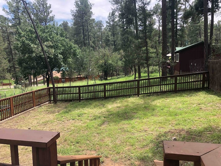 The Treehouse, Cabin near MidTown with Hot Tub