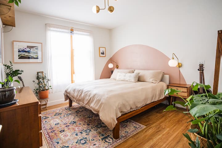 Cozy 1 Bedroom w/ King Size Bed on Main St