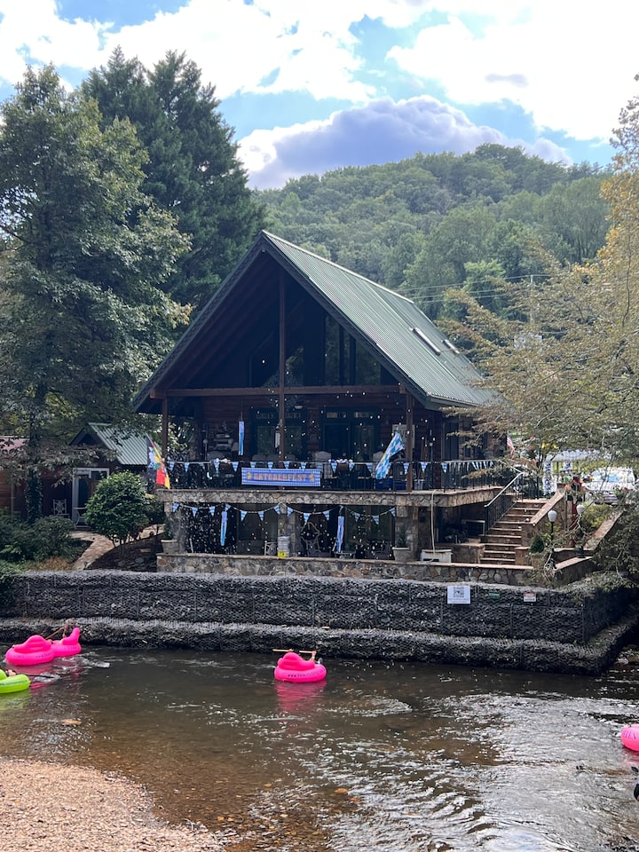 Romantic Riverfront Retreat for Two/2 Walk to town