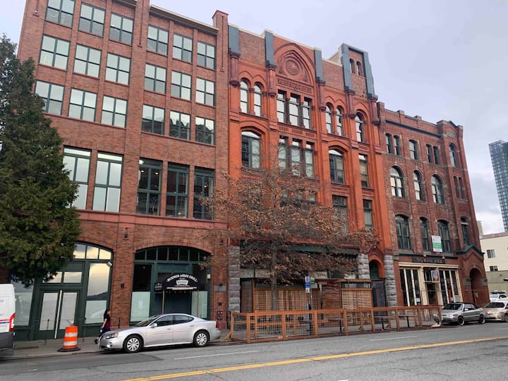Perfect pied-à-terre with Space Needle view!