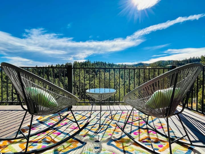 Freshly Furnished Midtown Cabin with View, Hot Tub