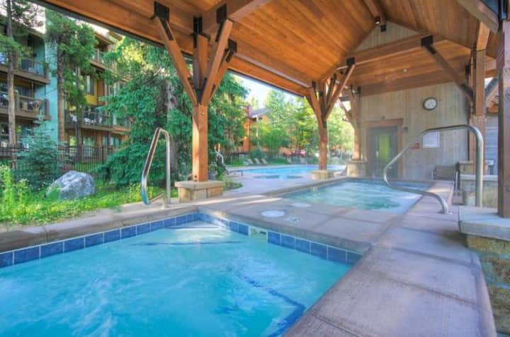 Pool, Hot Tubs. Walk to downtown and Peak 9!