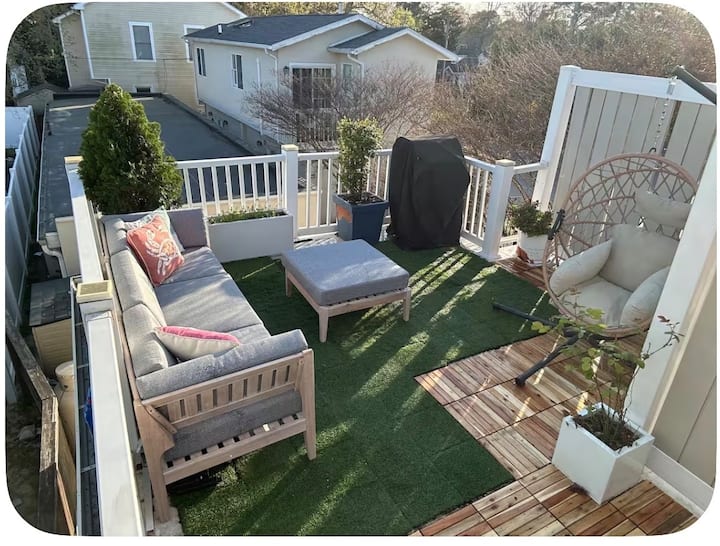 Contemporary 1 Bedroom 2 level home