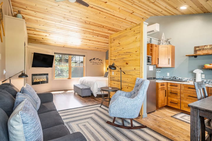AC, K Bed, Fireplace, Shared Hot Tub, Kitchenette
