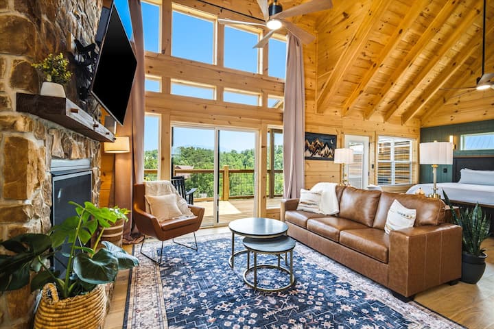 NEW Luxury Romantic Getaway w/ Mtn. Views!