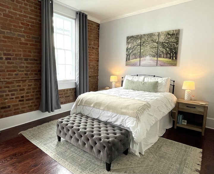 "Bee" on Broughton - Bright Apartment-Downtown SAV