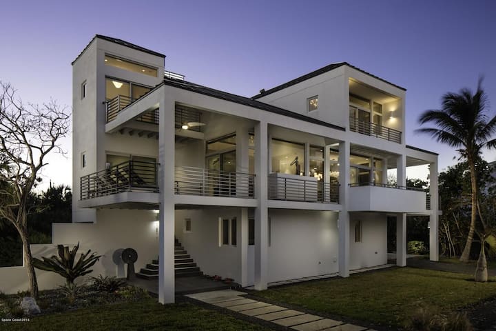 Luxurious Retreat At The Whispering Palms