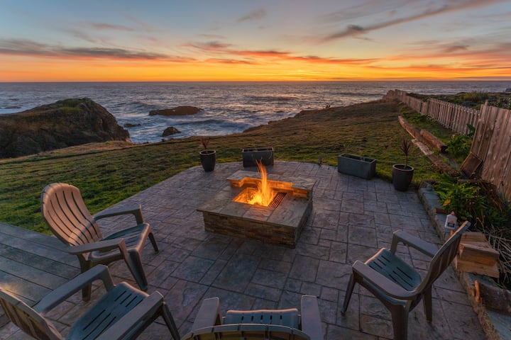 Spectacular Oceanfront Studio with Hot Tub & Loft