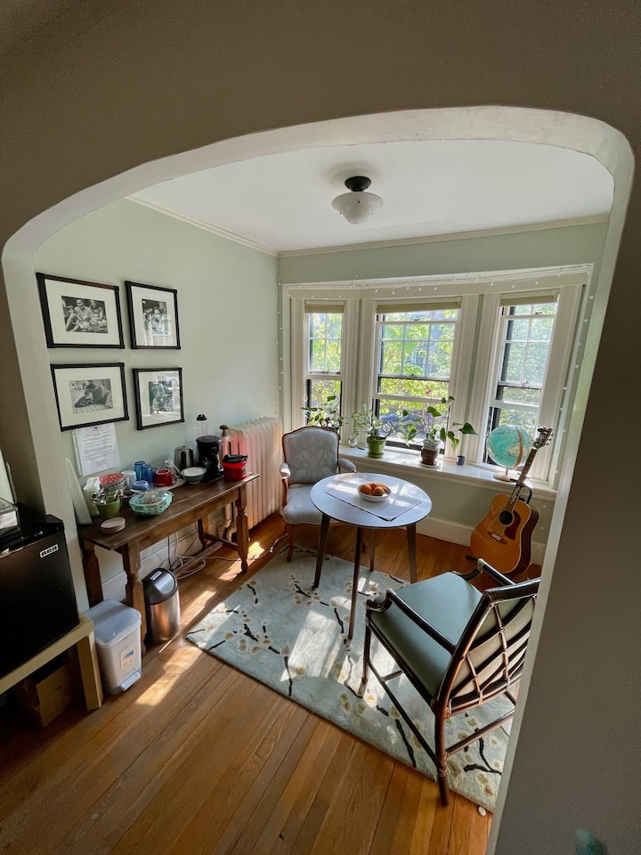 Large sunny room with lovely sitting area.